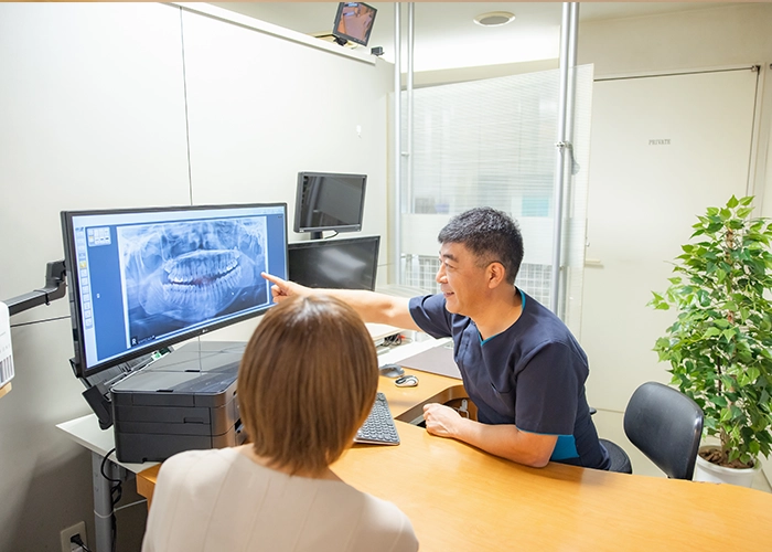 歯科衛生士が患者と話す風景